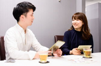 パーティーで出会う